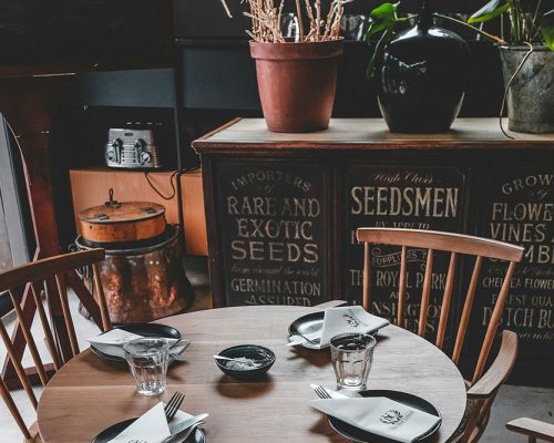 항해는 시작되었고, 부드럽고 푸른 하늘과 잔잔한 바다와 함께 했습니다.